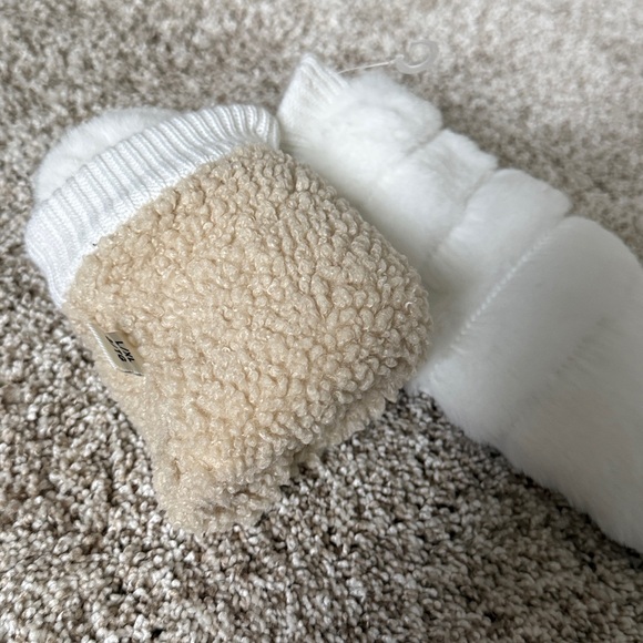 UGG W All Over Faux Fur Mittens size L/XL - Picture 6 of 6